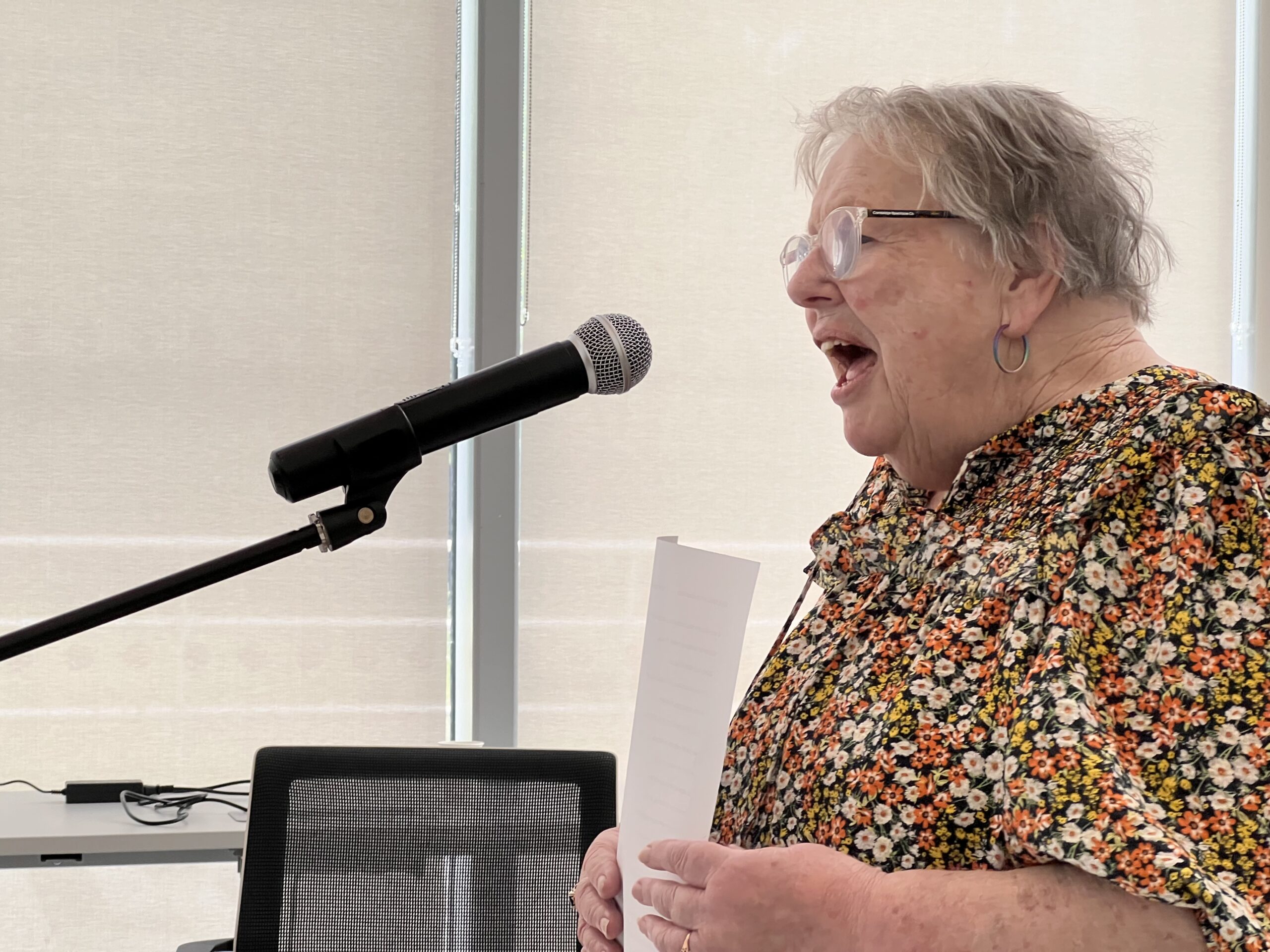 Photo of Eileen Earnshaw performing at the Riverside Writers Summer Celebration